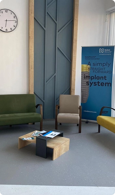 Çocuk diş hekimi muayenesi sırasında gülümseyen diş hekimi ve asistanı