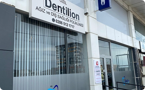 Yetişkin hastaya modern diş kliniğinde diş hekimi muayenesi
