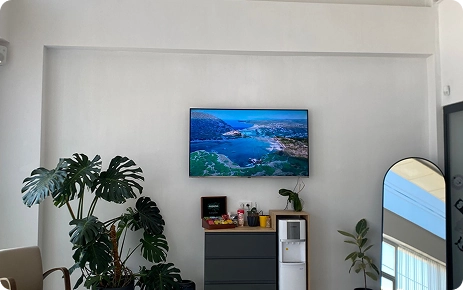 Pedodonti uzmanı tarafından çocuk hastaya diş muayenesi ve tedavisi